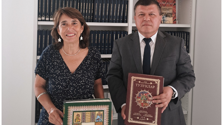 El Embajador y Luisa Mora, responsable de la Biblioteca Islámica (AECID)