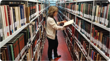 Fotografía de mujer dentro de una biblioteca