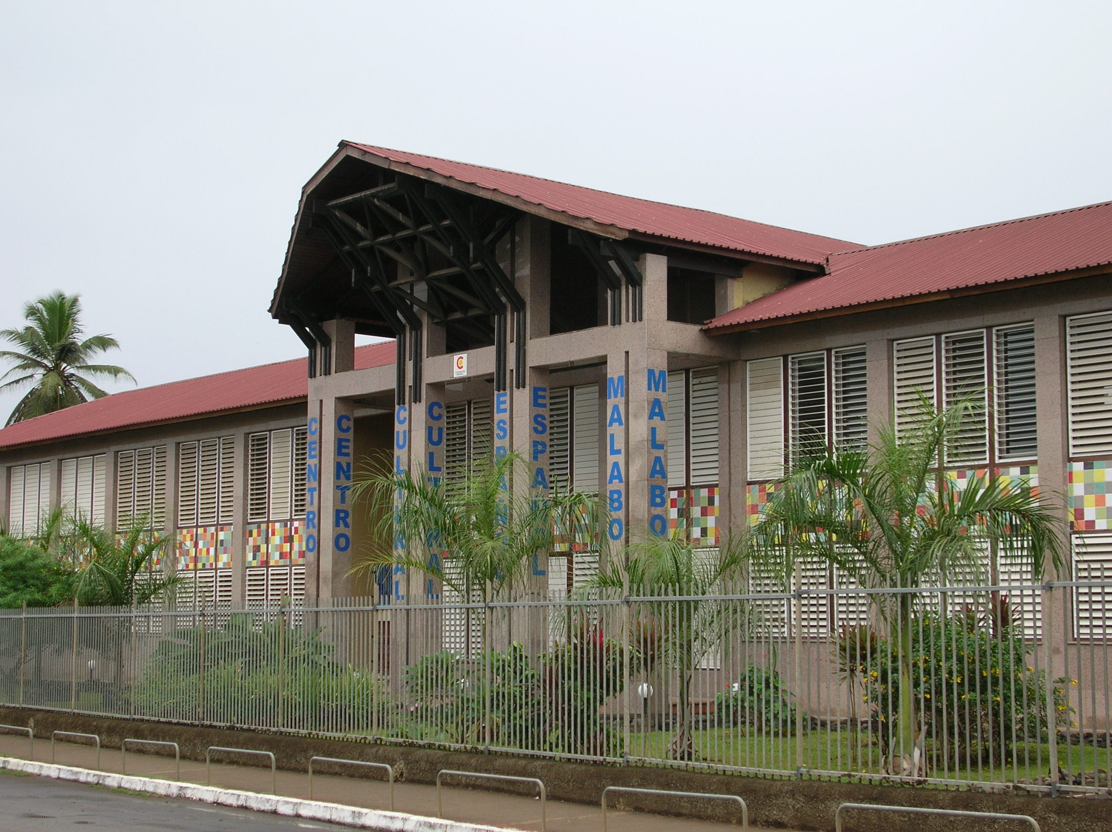 Fachada del Centro Cultural en Guinea Ecuatorial