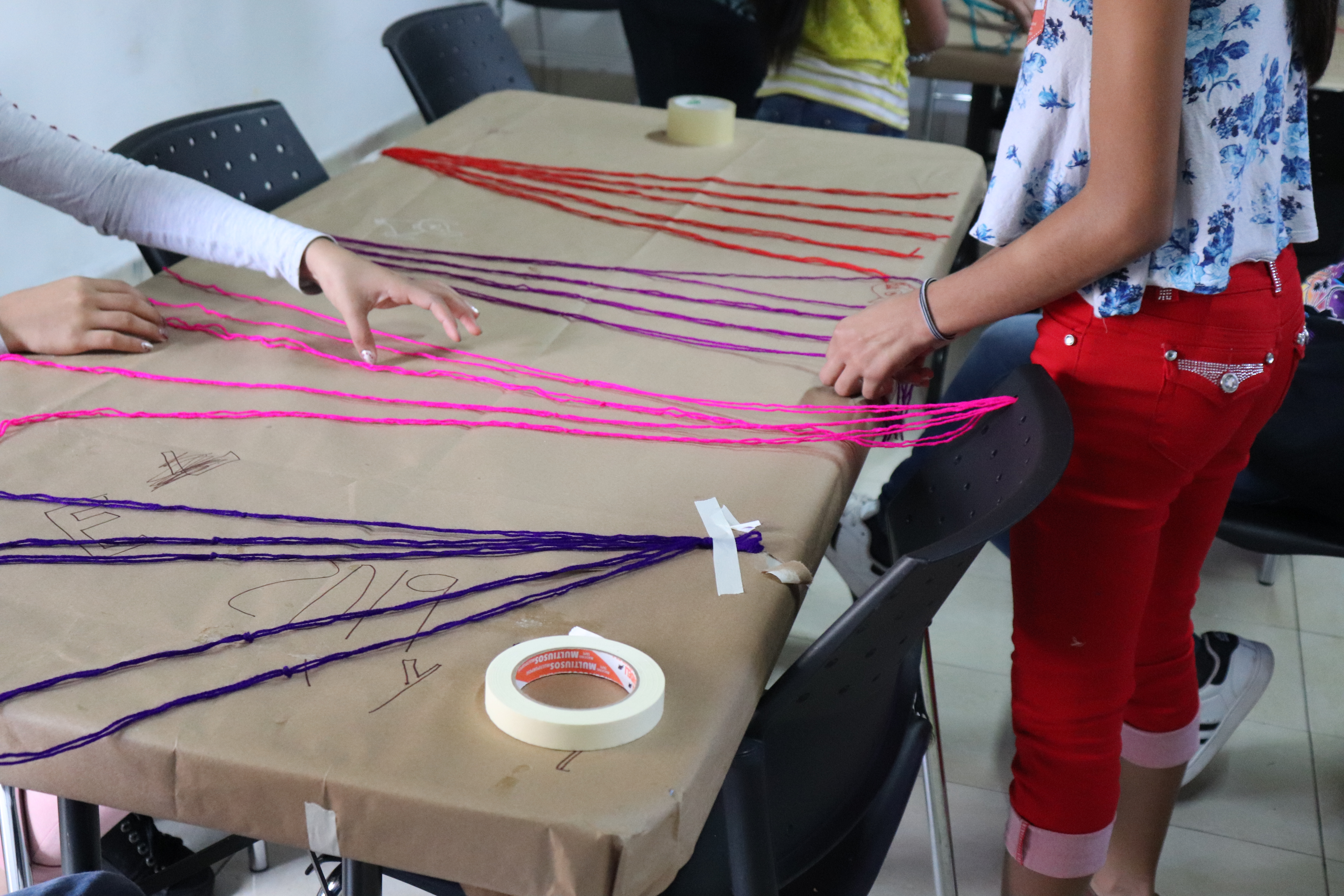 Entrelazando colores Tejer en telar de cartn