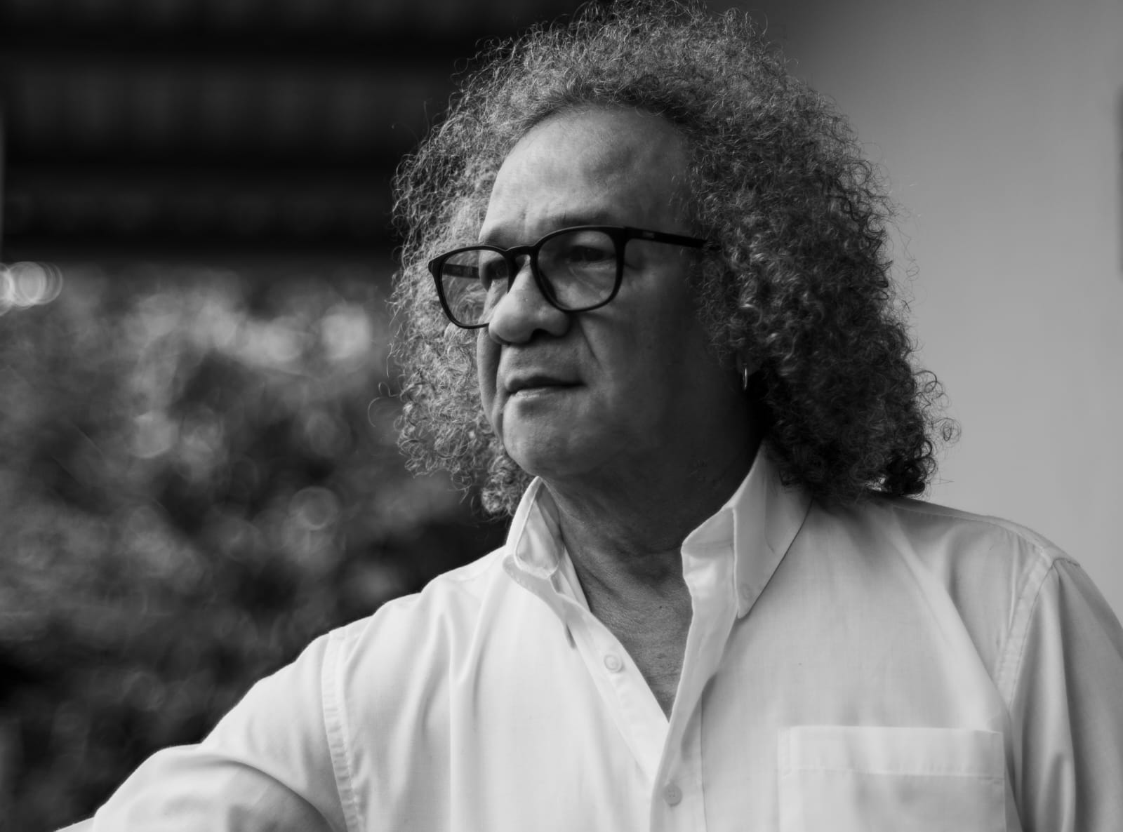 Carlos Lanza es un reconocido historiador del arte y crítico cultural hondureño, con una trayectoria dedicada a rescatar y difundir la historia plástica nacional. Su pasión por el arte lo ha llevado a editar, comentar y analizar obras de la plástica hondureña desde una óptica contemporánea. Ha colaborado con instituciones académicas y culturales de renombre y ha sido autor de artículos y ensayos que resaltan la formación, el contexto histórico y el valor estético de figuras nacionales emblemáticas. Con “Apuntes a lápiz”, Lanza ofrece una lectura accesible, rigurosa y emocional sobre el legado de Pablo Zelaya Sierra.