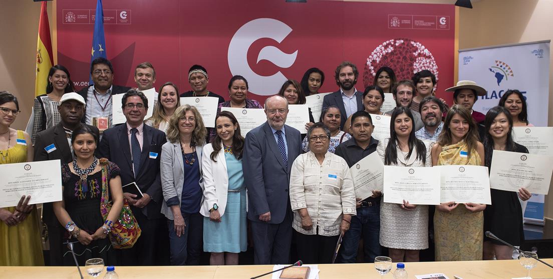 Entrega certificados graduados