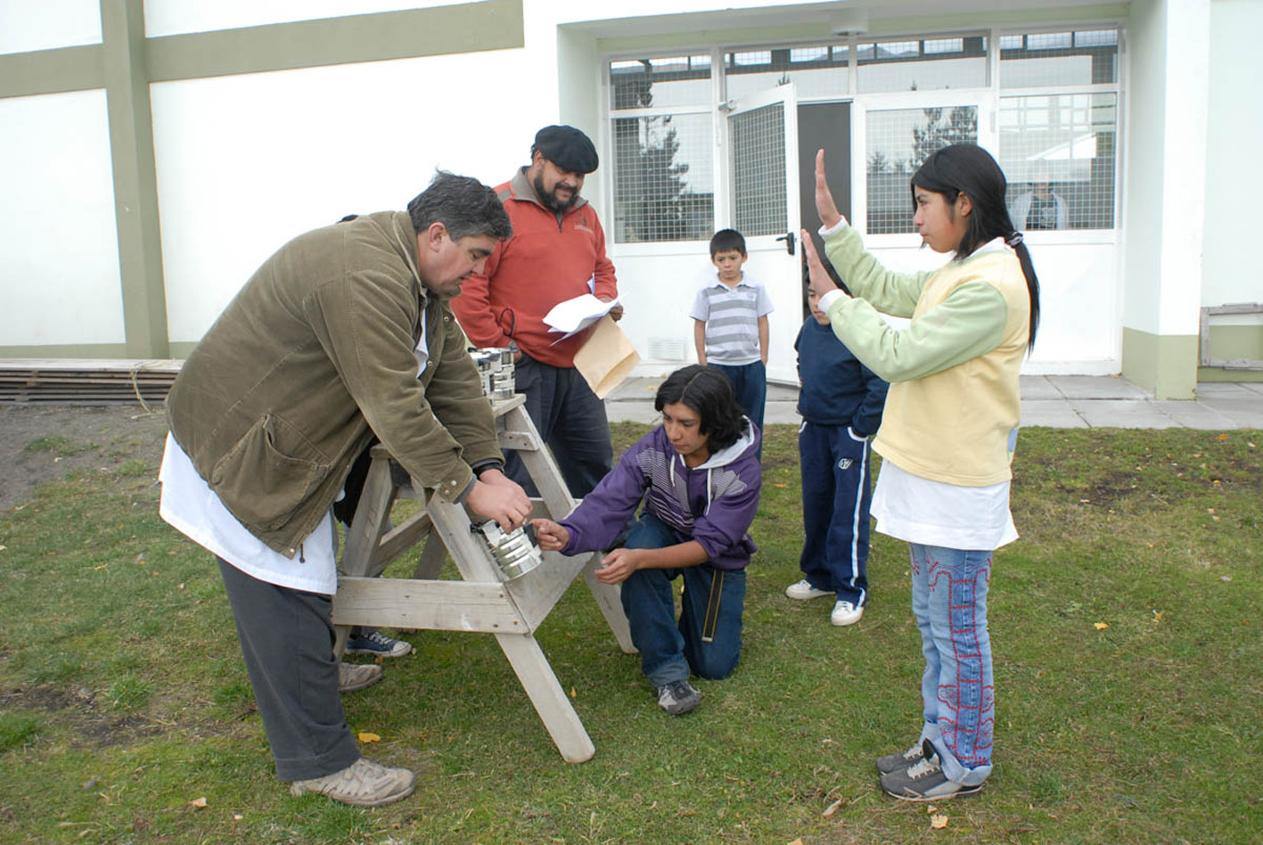 Foto archivo. La foto muestra a un grupo de personas de una comunidad indígena argentina, capturando su vida cotidiana y sus tradiciones en el marco del Proyecto Raíces. Con cámaras estenopeicas, los miembros de las comunidades documentan aspectos fundamentales de su cultura, tales como las artesanías, prácticas de salud, actividades laborales y la riqueza ambiental de su territorio.