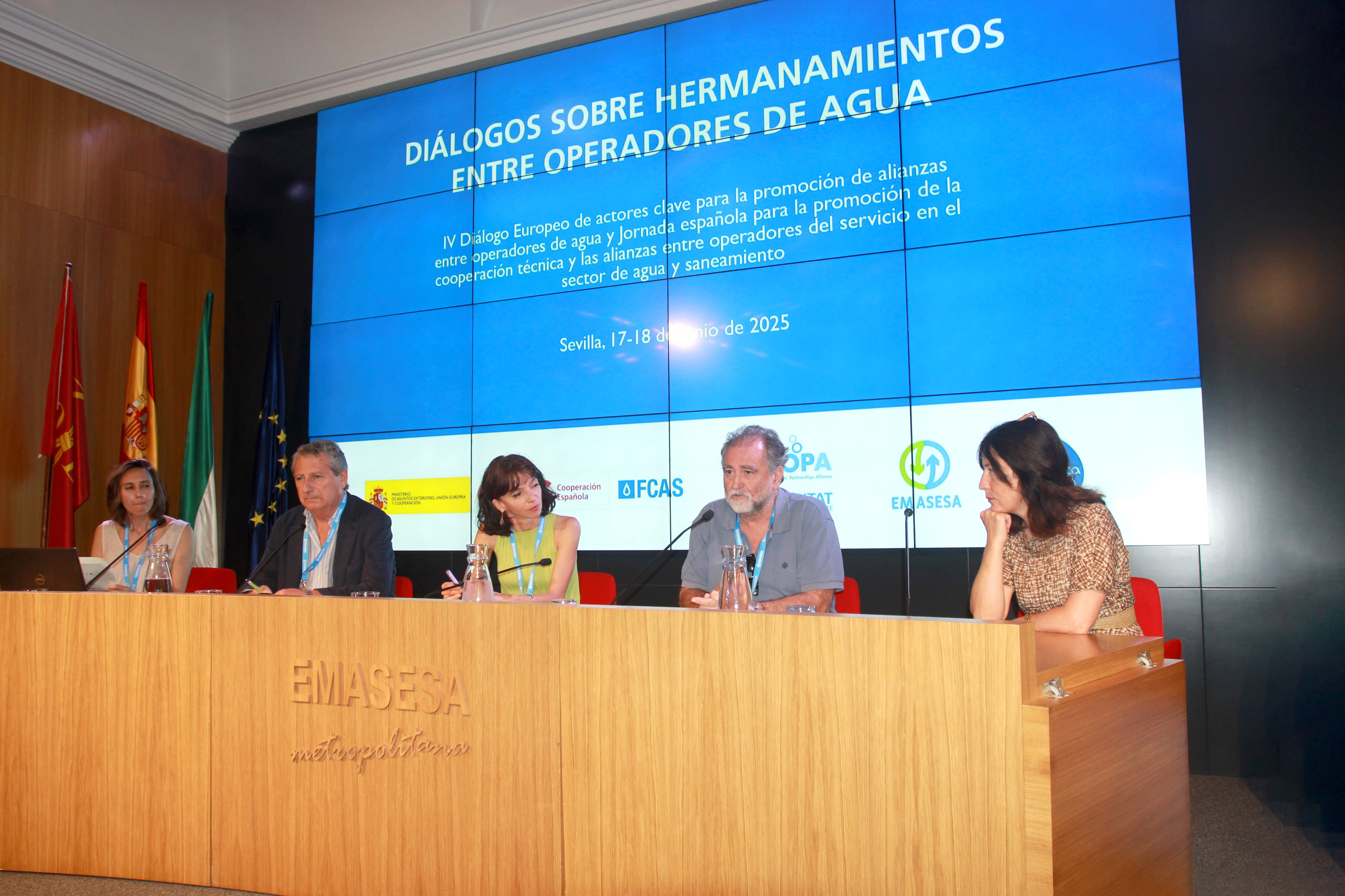 De izq. a dcha.: Yasmina Ferrer, jefa de Área de Agua y Saneamiento del FCAS; Jesús Maza, presidente de DAQUAS; Emma Orejudo, subdirectora de Transición Ecológica, Agua y Lucha contra el Hambre y Oficina del Fondo de Cooperación para Agua y Saneamiento, AECID; Jaime Morell, secretario general de AEOPAS y Julie Perkins, responsable de ONU-GWOPA